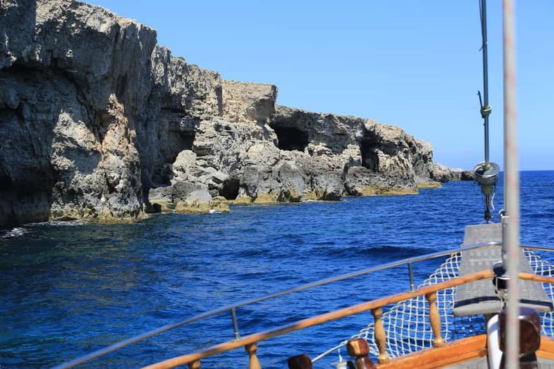 Malta: Comino, Santa Maria Bay, Blue Lagoon & Sea Caves Tour - How crowded is the boat?