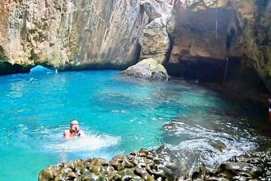 Moraig: Kayak Excursion to Moraig & Cave peces-testos - The first 25 minutes across Moraig’s clear water