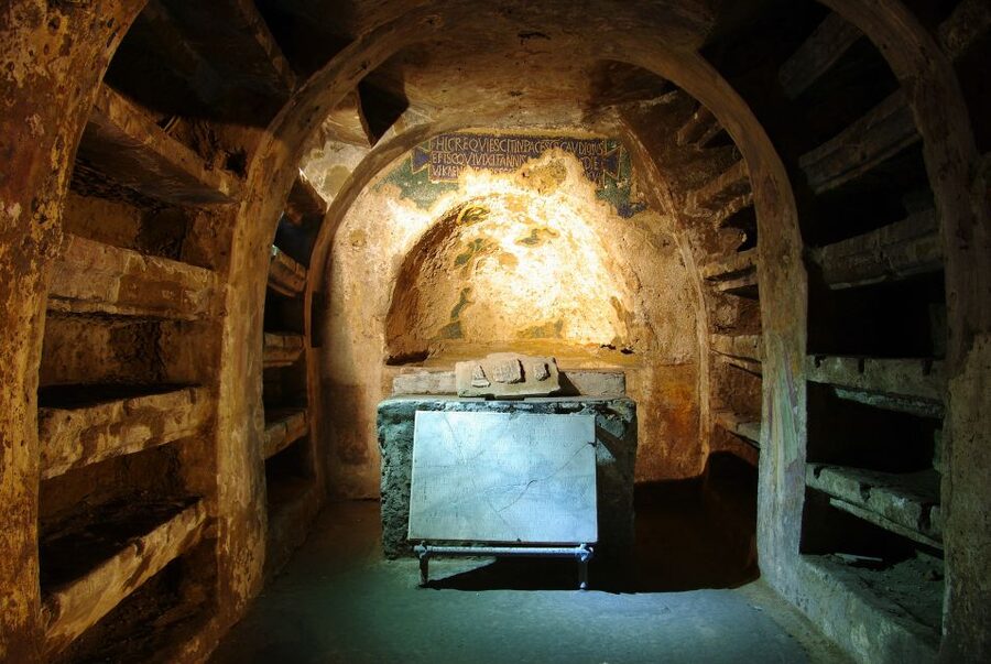 Naples: San Gaudioso Catacombs Guided Tour - What the guides add to the experience