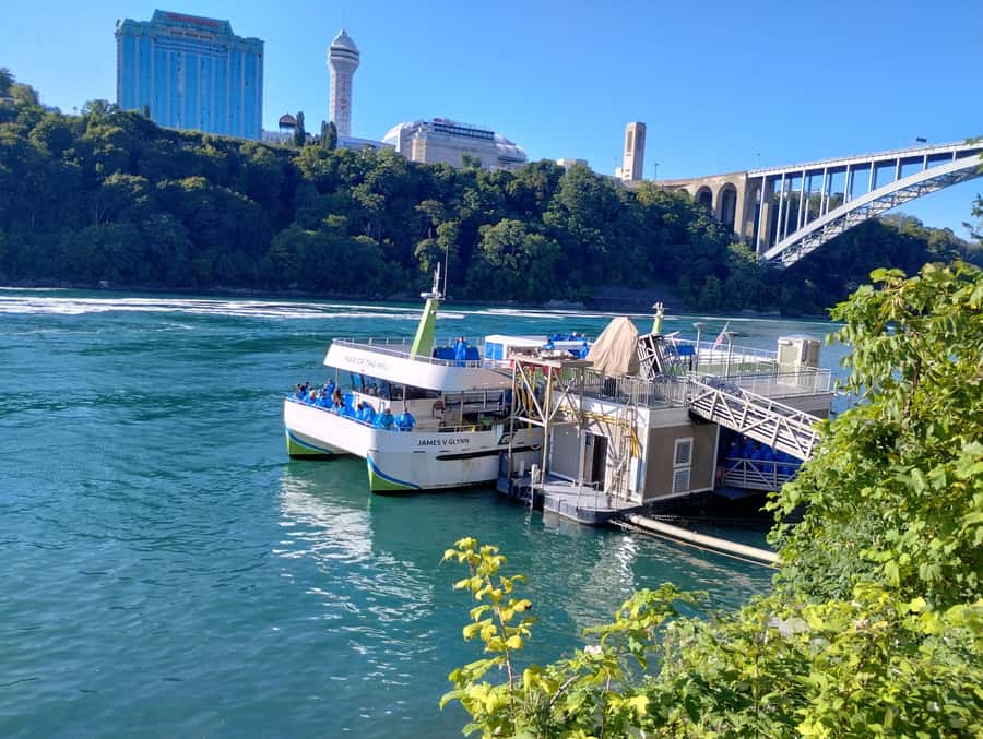 Niagra Falls, USA Side: Boat, Cave and Shuttle pass Tour - Meeting your guide near Hard Rock Cafe