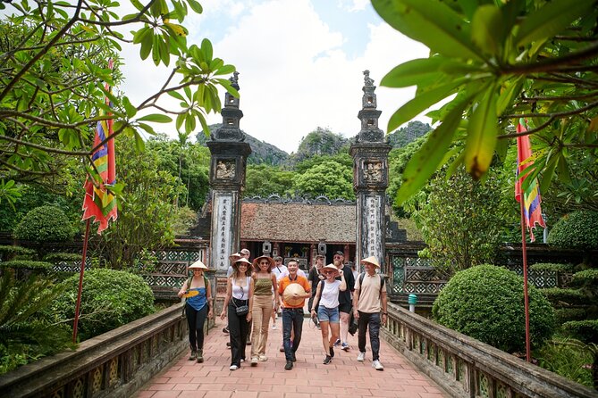 Ninh Binh Day Trip: Hoa Lu-Trang An/Tam Coc-Mua Cave-Cycling-Boat - Buffet Lunch at a Local Restaurant