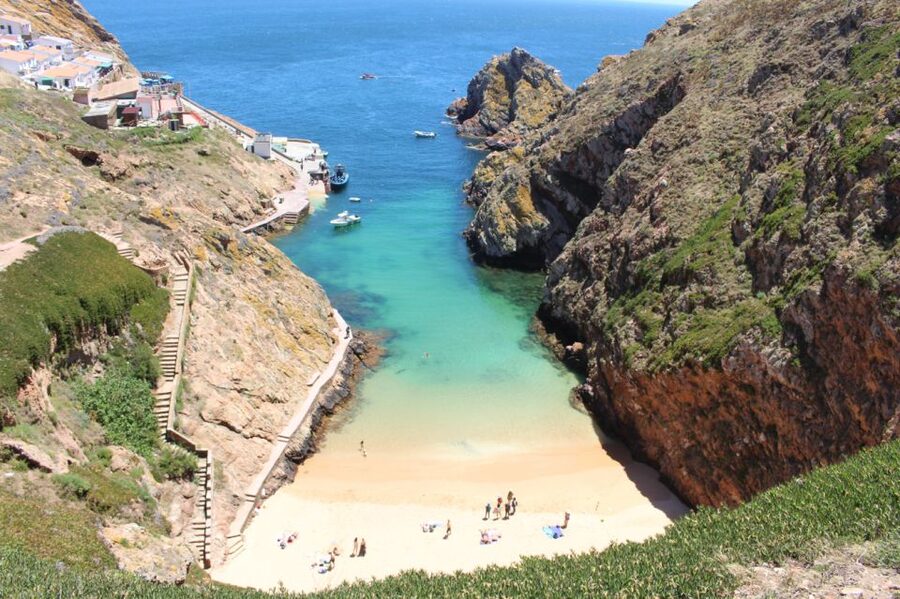 Peniche: Berlenga Island and Cave Tour - Choosing between the catamaran and smaller boats
