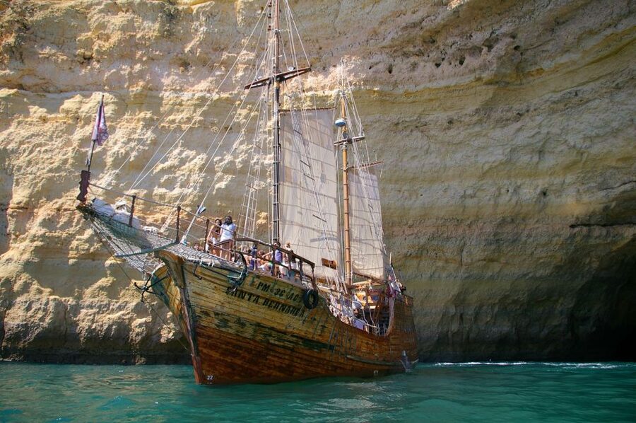 Portimão: Pirate Ship Cave Cruise - Alfanzina Lighthouse marks the change of boats