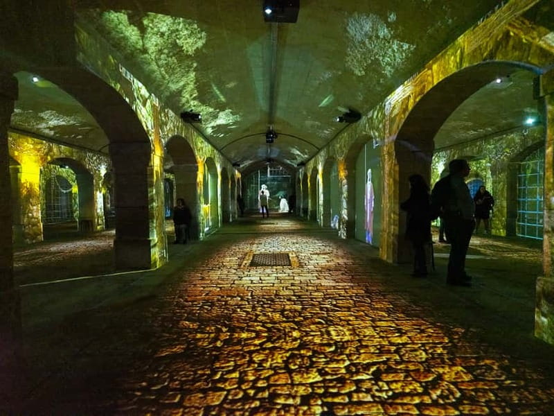 Porto Legends – The Underground Experience - Walls, floors, and screens tell the story