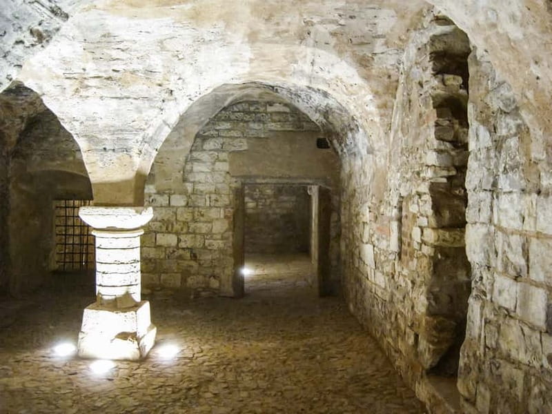 Prague: Oldtown, Medieval Underground & Dungeon History Tour - Five things to know before going