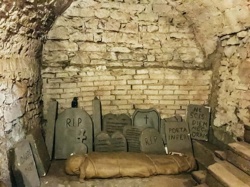 Prague: Oldtown, Medieval Underground & Dungeon History Tour - Going below the cobblestones
