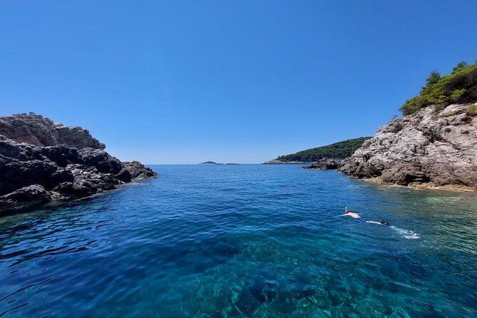 Private boat tour- explore the islands, find hidden caves and try snorkelling - The boat, crew, and onboard comforts