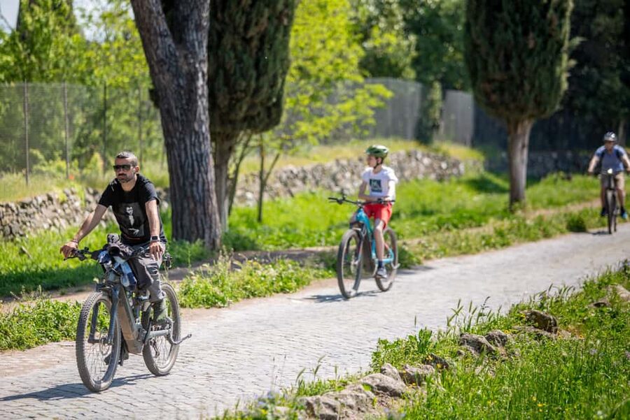 Rome: Appian Way & Aqueducts E-Bike Tour (Catacombs & Food) - Lunch or aperitivo in the Roman countryside