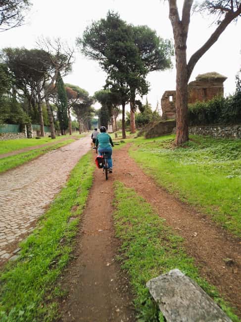 Rome: Appian Way & Catacomb Sunset E-bike Tour with Aperitif - One hour inside St. Callixtus Catacombs