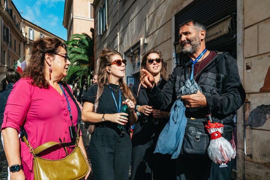 Rome: Trevi Fountain and Underground Guided Tour - Starting at the Trevi Fountain’s crowded edge