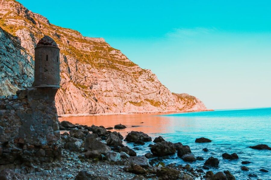 Sesimbra: Arrábida Beaches & Caves Boat Tour with Snorkeling - Mijona and Inferno: two very different coastal stops