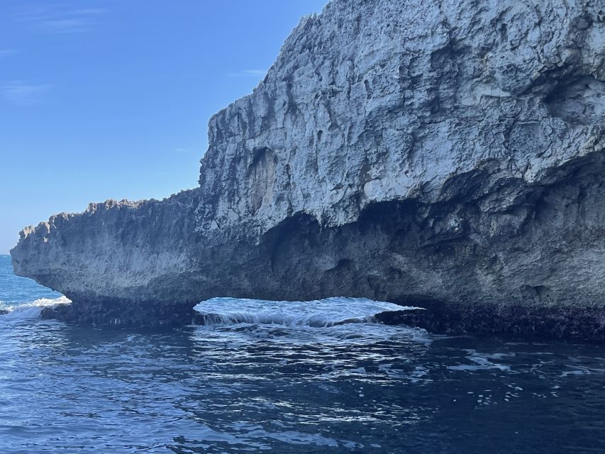 siracusa boat tour with visit to sea caves and ortigiaisland - The Arethusa Fountain from the sea