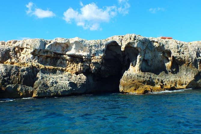 Tour of the island of Ortigia and exploration of sea caves with baths. - Entering the Syracuse sea caves