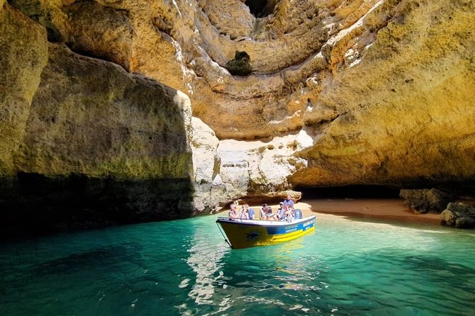 Traditional Tour - Benagil Cave - Entering Benagil Cave by boat