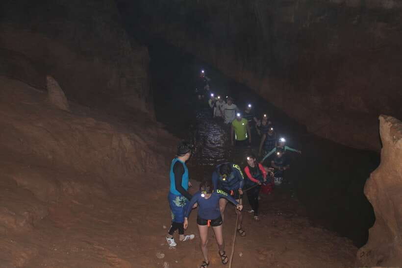 Vang Vieng: Kayaking & Cave Tubing with Zip Line/Blue Lagoon - A banana-leaf picnic beside Phar None Cliff
