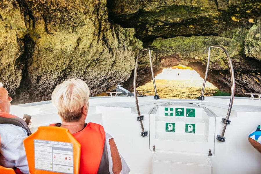Vilamoura: Benagil Cave Boat Tour with Entry&Dolphin search - Following the cliffs and smaller caves